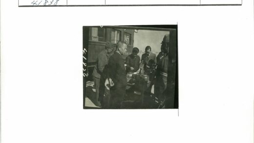 火车厢旁男子聚餐交谈.jpg