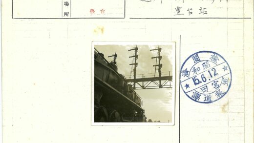 火车头经过信号塔多云天空.jpg