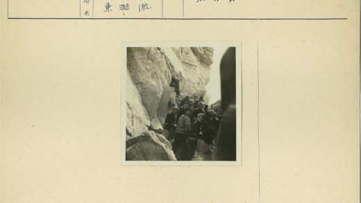 火车旁人群与巨岩地形.jpg