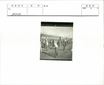 火车旁人群伸展运动.jpg