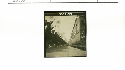 火车旁人群挥旗乘客探头.jpg