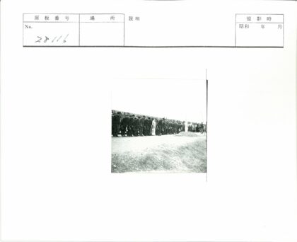 火车旁人群鞠躬历史场景.jpg