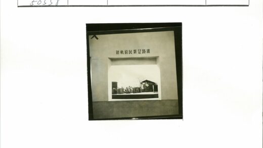 火车旁合影历史照片.jpg