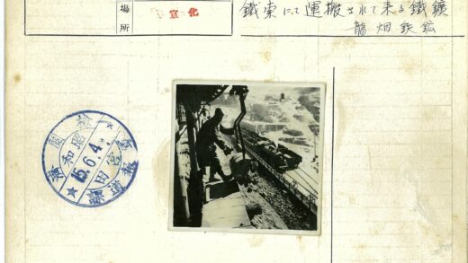 火车旁工人操作机器工作照.jpg