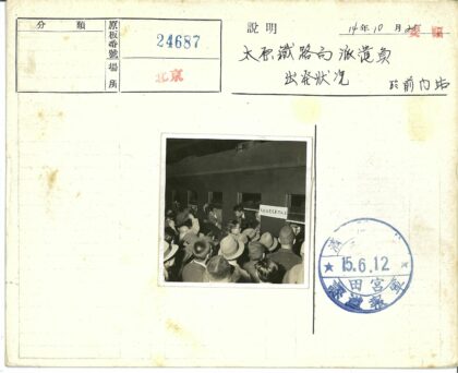 火车旁戴帽人群互动.jpg