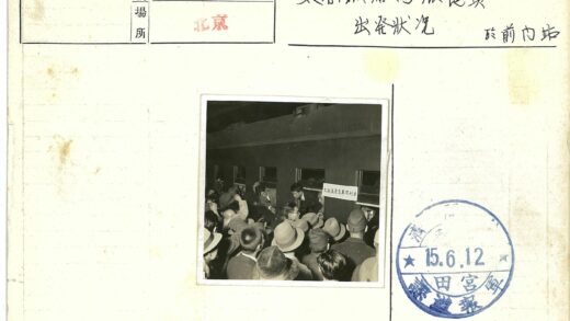 火车旁戴帽人群互动.jpg