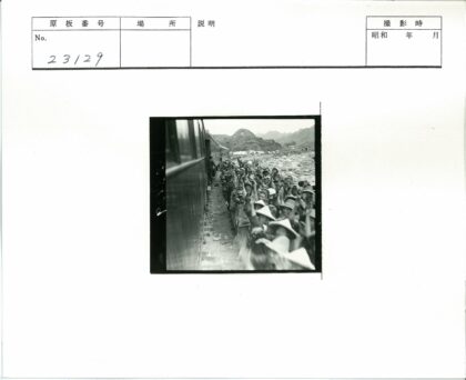 火车旁戴帽人群山地送行.jpg