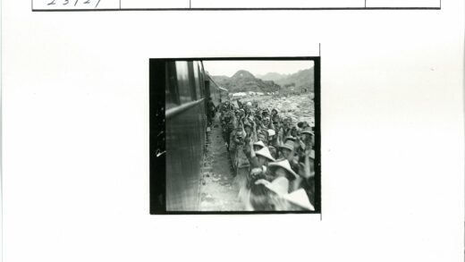 火车旁戴帽人群山地送行.jpg