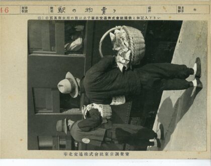 火车旁戴帽男子提篮互动.jpg