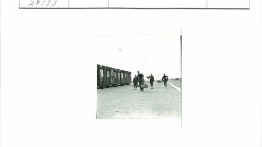 火车旁提篮行人土路旧影.jpg