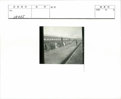 火车旁的人群与远山景色.jpg