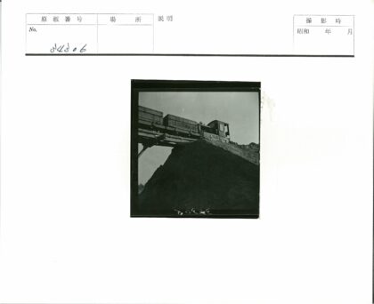 火车穿桥过土堆晴空.jpg