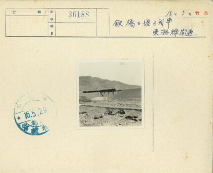 火车穿行山丘岩石桥.jpg