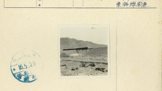 火车穿行山丘岩石桥.jpg