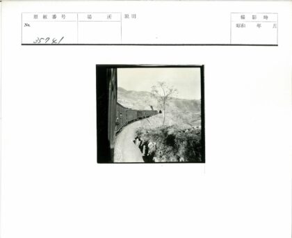 火车穿行山坡树景.jpg