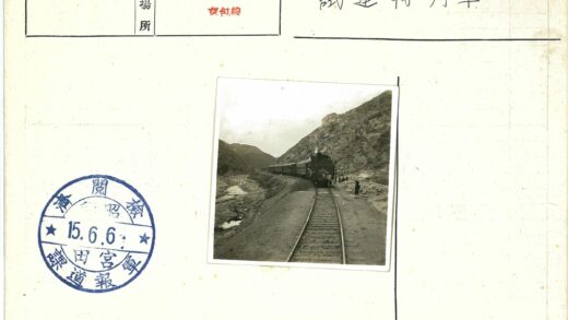 火车穿行山川河流旁人群.jpg