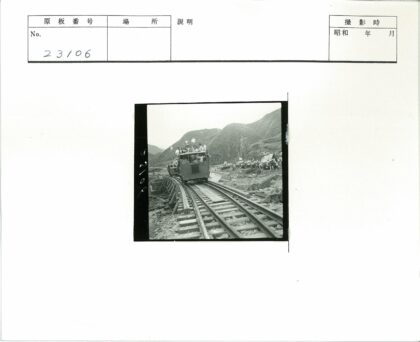 火车穿行群山铁路风景.jpg