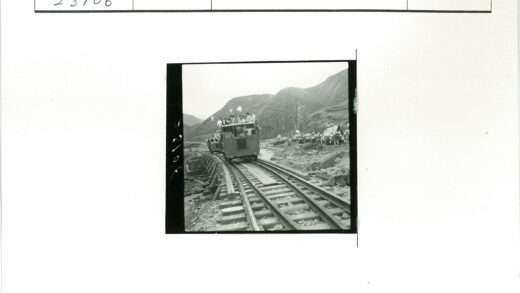 火车穿行群山铁路风景.jpg