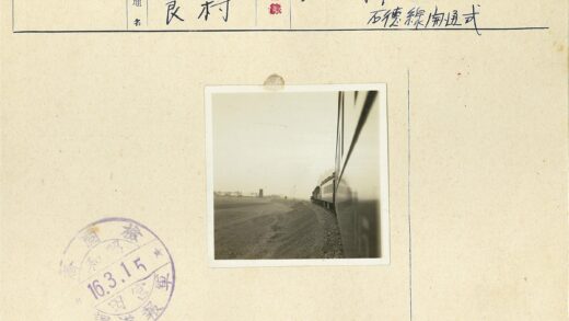 火车穿行荒原驶向远方.jpg