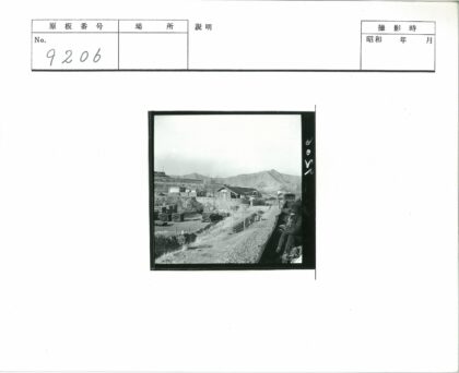 火车穿越乡村山脉风景.jpg