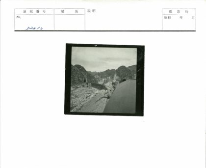 火车穿越山区岩石隧道.jpg