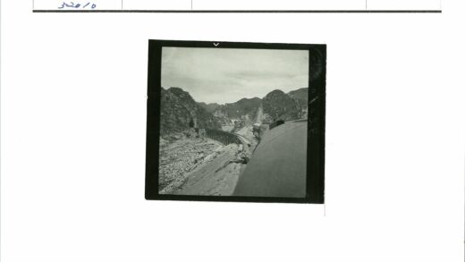 火车穿越山区岩石隧道.jpg