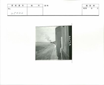 火车穿越平原喷浓烟.jpg