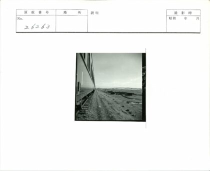 火车穿越田野远山风景.jpg