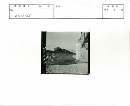 火车穿越砖结构高架桥贫瘠地.jpg