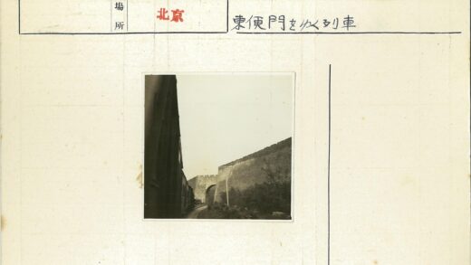 火车穿过石墙拱门林间轨道.jpg