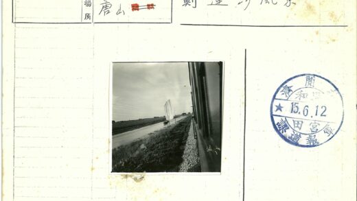火车窗外帆马车田野风光.jpg