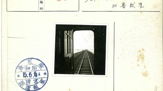 火车窗外延伸的铁轨晴空.jpg