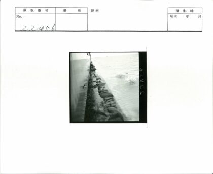 火车窗外铁轨岩石与水域.jpg
