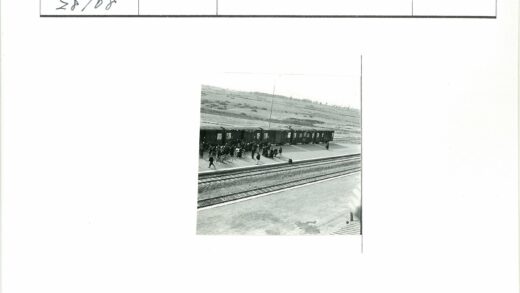 火车站人群与自行车田野背景.jpg