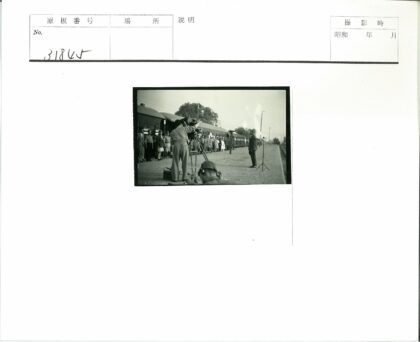 火车站人群与麦克风演讲者.jpg