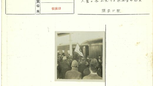 火车站人群举旗帜历史场景.jpg