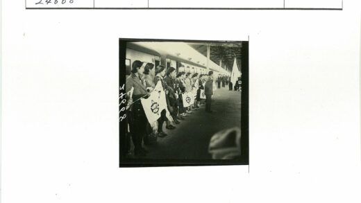 火车站人群举旗集会.jpg