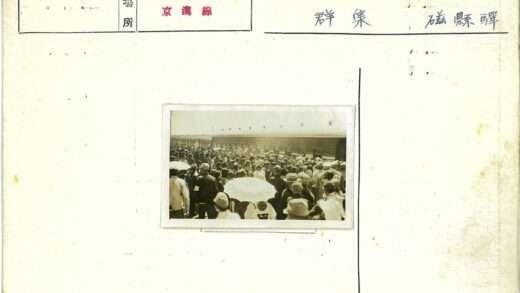火车站人群打伞聚集.jpg