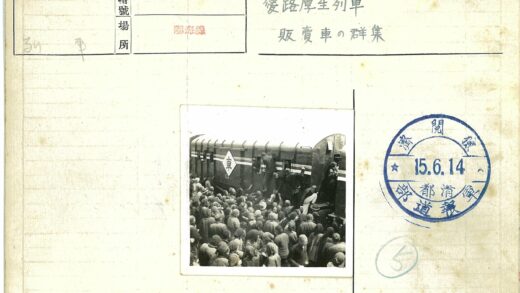 火车站人群拥挤上车场景.jpg