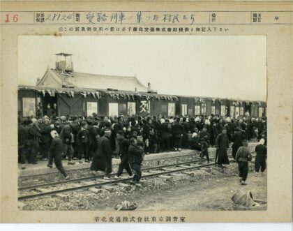 火车站人群熙攘历史场景.jpg