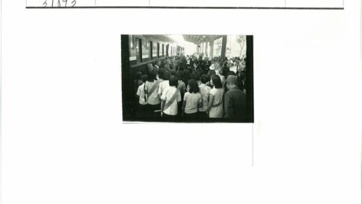 火车站人群迎接火车仪式.jpg