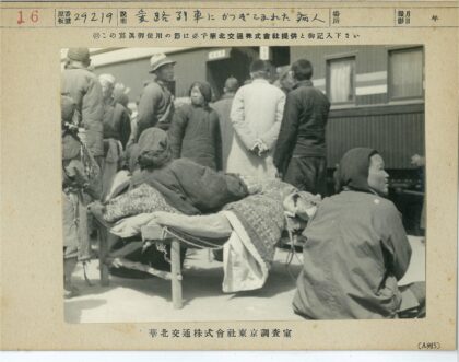 火车站候车的旅客群像.jpg
