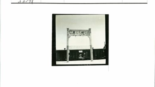 火车站前亚洲文字木牌与火车.jpg