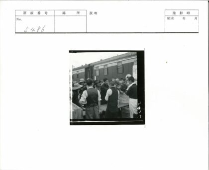 火车站前市场人群与西装男子.jpg