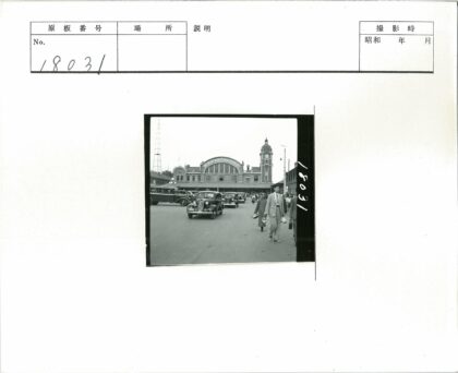 火车站前繁忙街景与钟楼.jpg