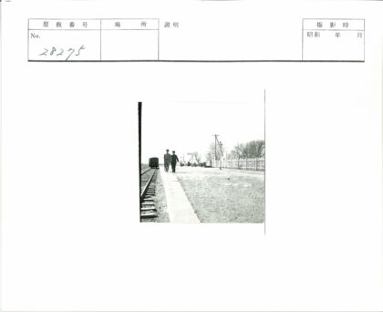 火车站台与铁轨车厢景观.jpg