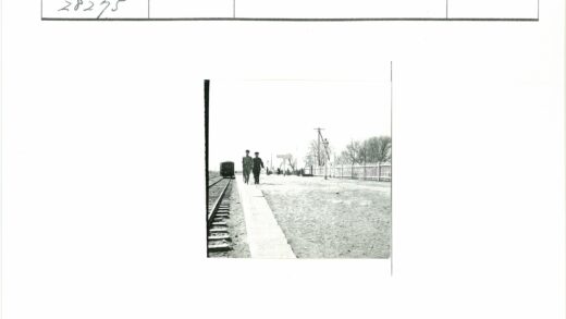 火车站台与铁轨车厢景观.jpg