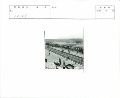 火车站台人群与远山田野.jpg