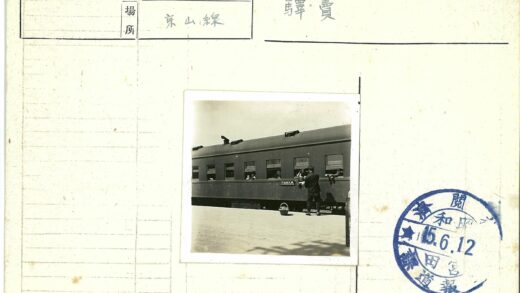 火车站台传递物品瞬间.jpg