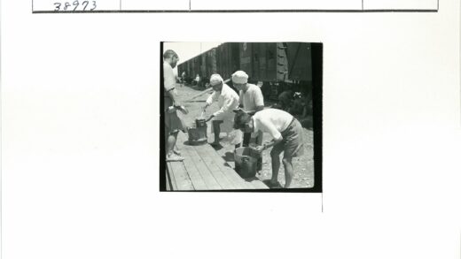 火车站台分发食物历史场景.jpg